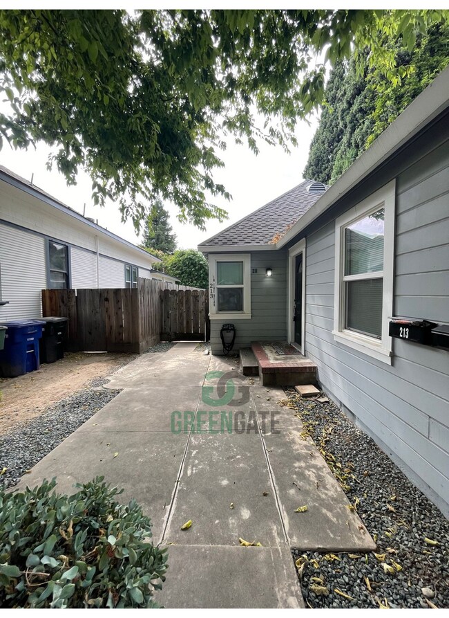 Building Photo - Welcome home to this charming Graceda two ...