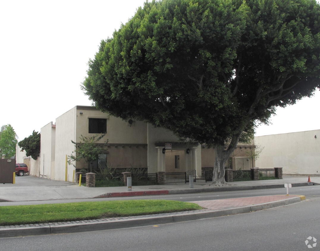 Building Photo - 13919 Paramount Blvd