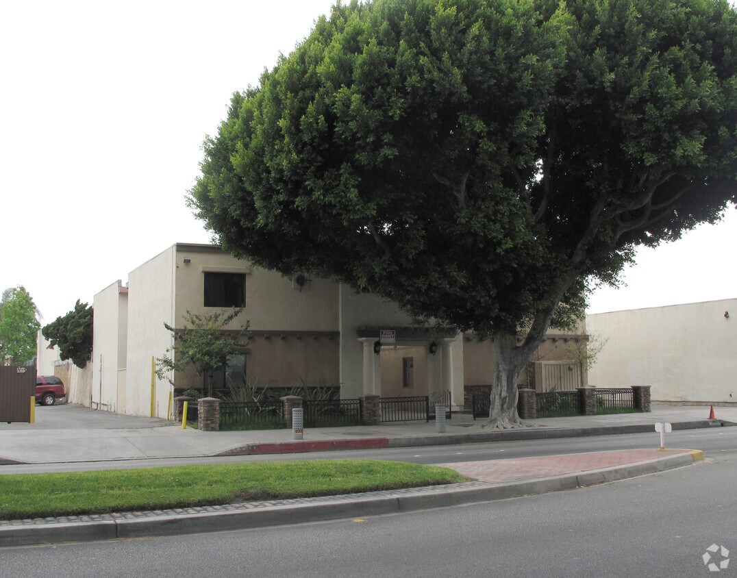 Foto del edificio - 13919 Paramount Blvd