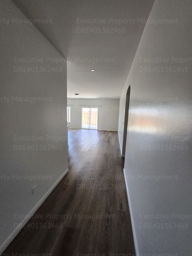 Foto del edificio - 3 bedroom/ 2 bathroom home located in a cu...