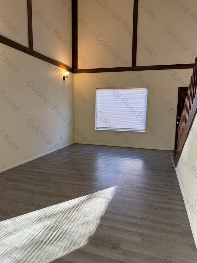 Foto del edificio - Spacious two story condo