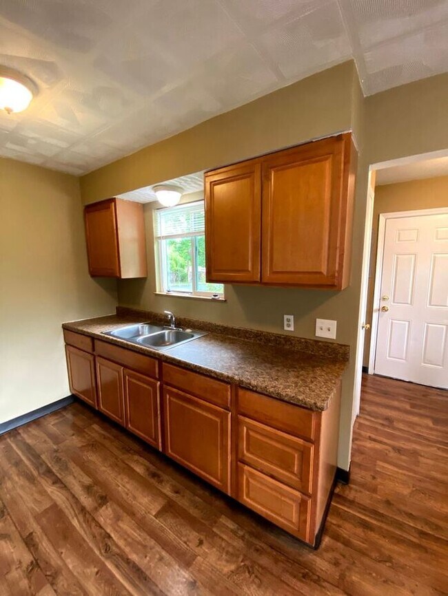 Foto del edificio - Two Bedroom Home with Fenced Yard In Lents...