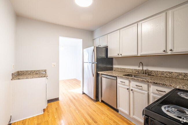 1BR, 1BA - 842SF - Kitchen - Heritage Square at Aberdeen