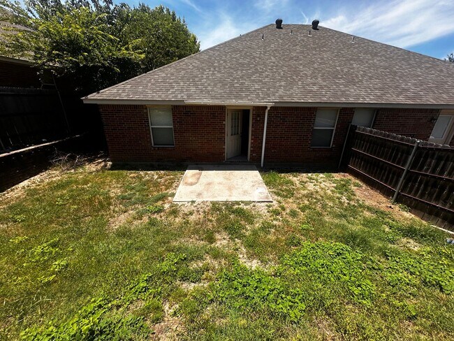 Building Photo - 3/2/2 Duplex with Fenced Back Yard