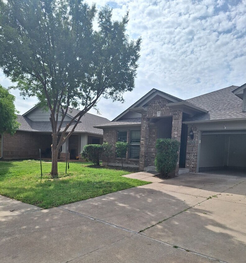 Primary Photo - 3 Bed 2 Bath Edmond home.