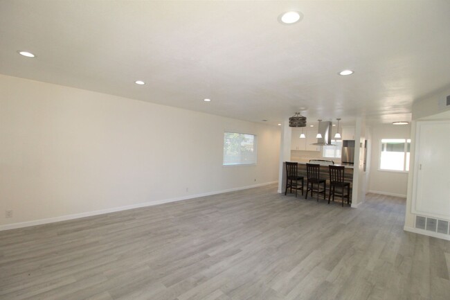 Building Photo - Remodeled Ventura Keys Duplex