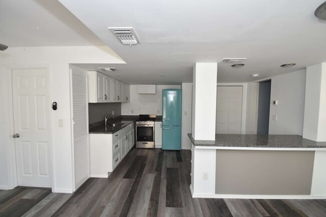 Building Photo - 403 N Oleander Ave