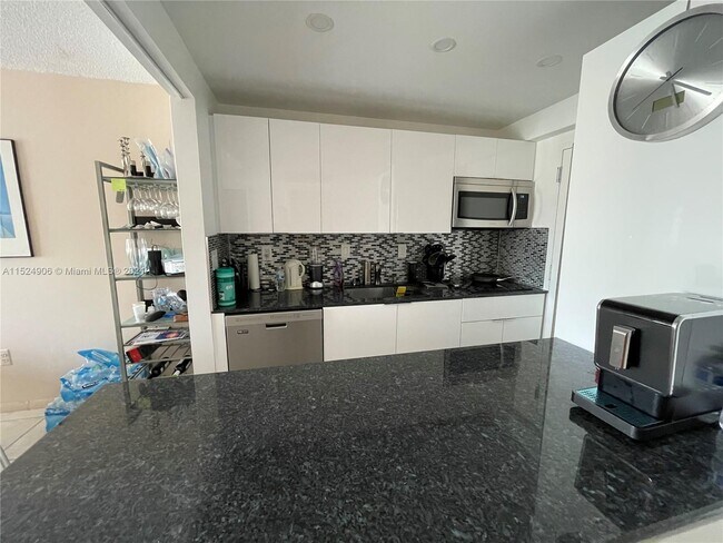 Foto del edificio - 17800 Atlantic Blvd