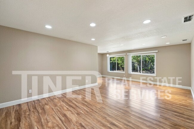 Building Photo - 639 Flower Dr