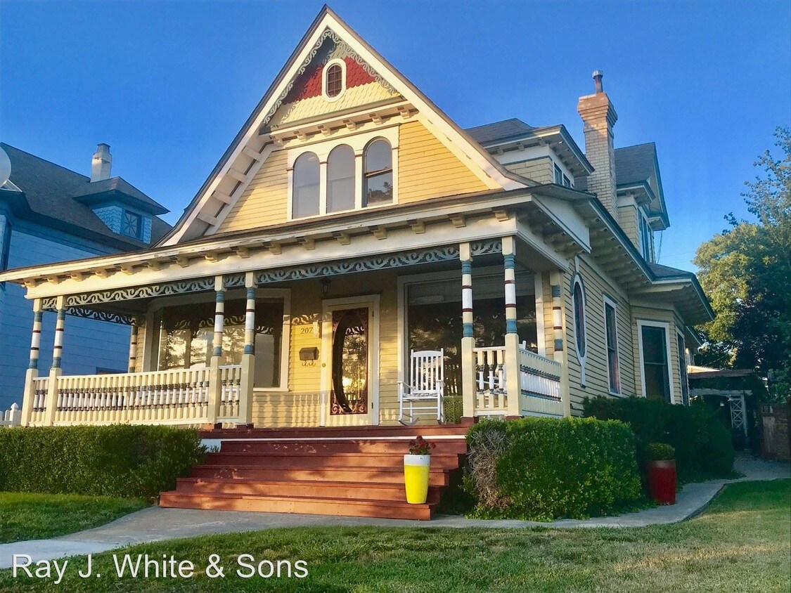 Primary Photo - 5 br, 2.5 bath House - 207 PROSPECT AVE