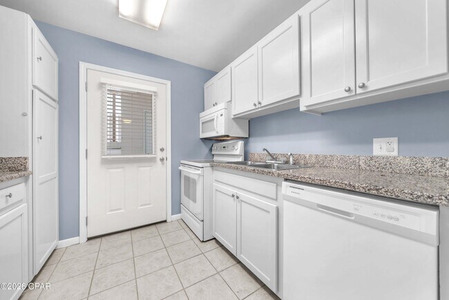 Foto del edificio - 2100 W Beach Dr