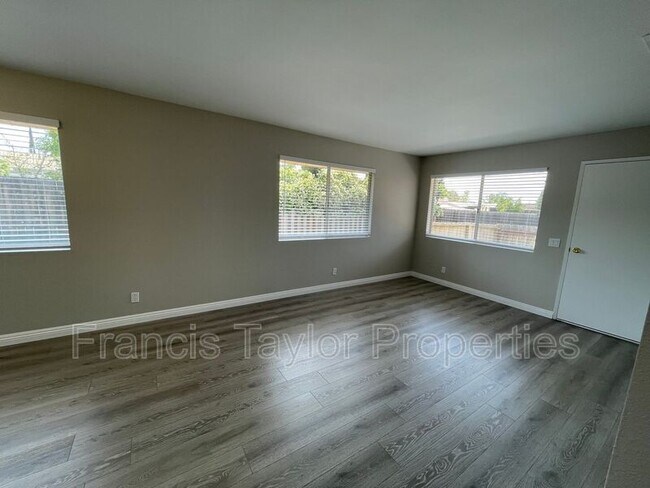Foto del edificio - 2121 E Grand Ave