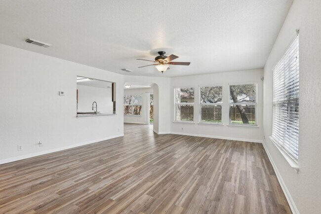 Foto del edificio - 16216 Ike Ln