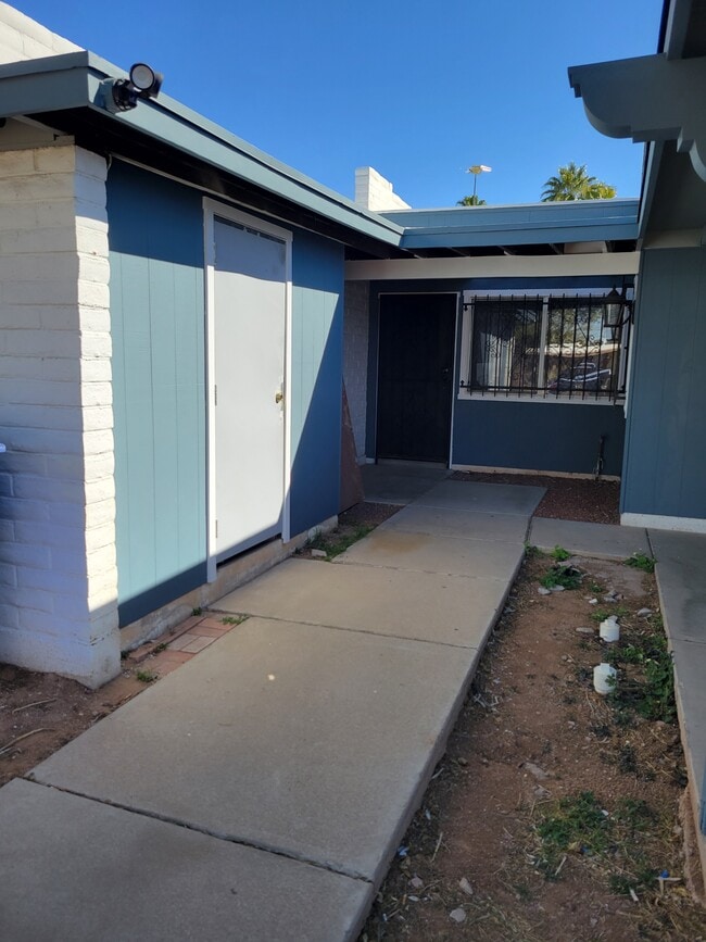 Building Photo - 1166 N Catalina Ave