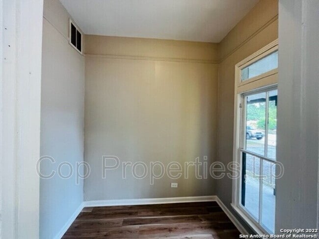 Building Photo - "Charming 3-Bedroom Duplex in San Antonio's Heart – Perfect Blend of Comfort and Convenience!"