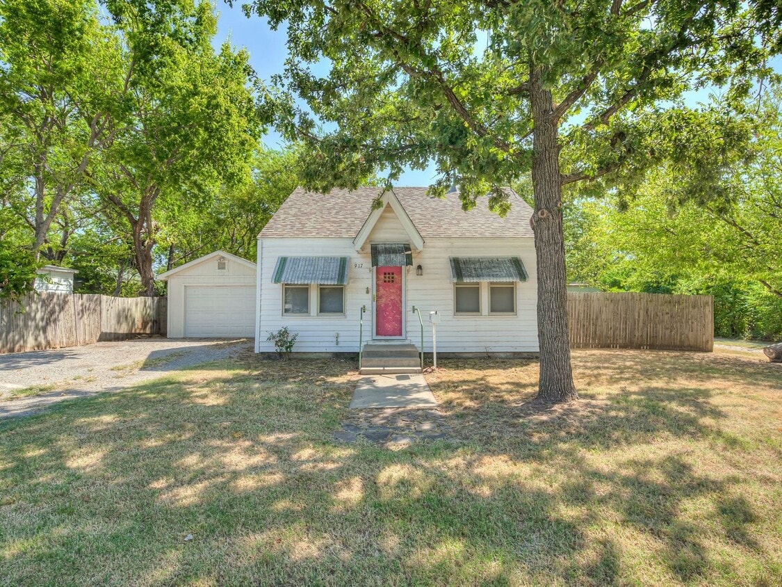 Charming 2 Bed / 1 Bath Home with Detached Garage and Huge Yard - Charming 2 Bed / 1 Bath Home with Detached Garage and Huge Yard
