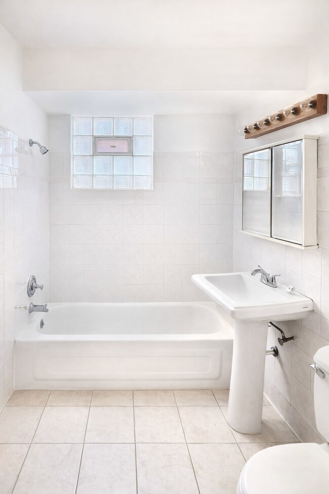 Foto del edificio - 1539 W 71st St