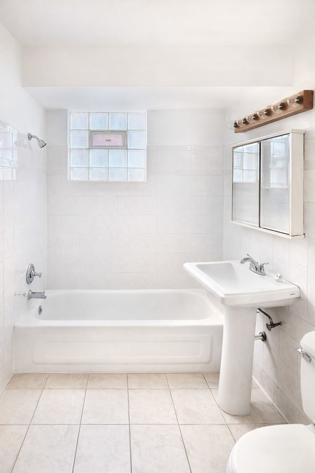 Building Photo - 1539 W 71st St