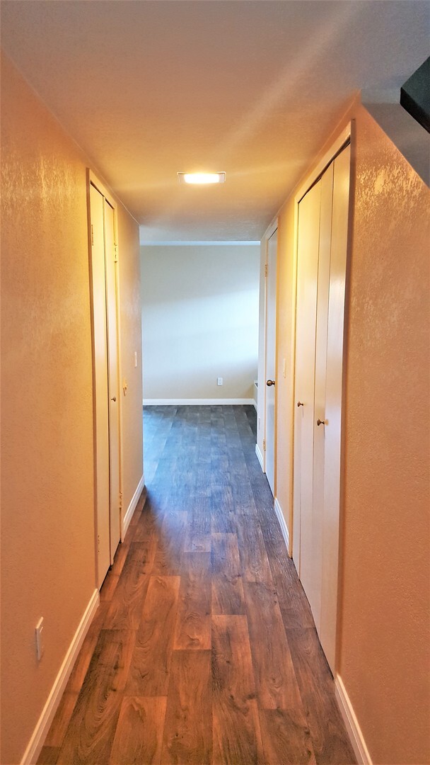 Building Photo - Tri-Level 2 Bed/1.5 Bath Condo w/ 2 Car Ga...