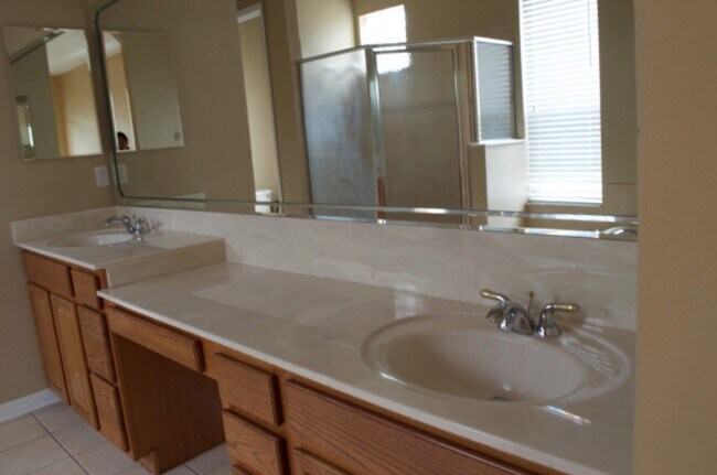 Foto del edificio - 6220 Hedgesparrows Ln