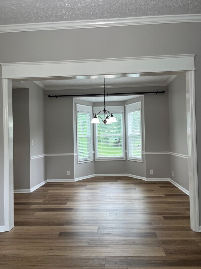 Building Photo - "Charming Franklin Retreat: 3-Bedroom Have...