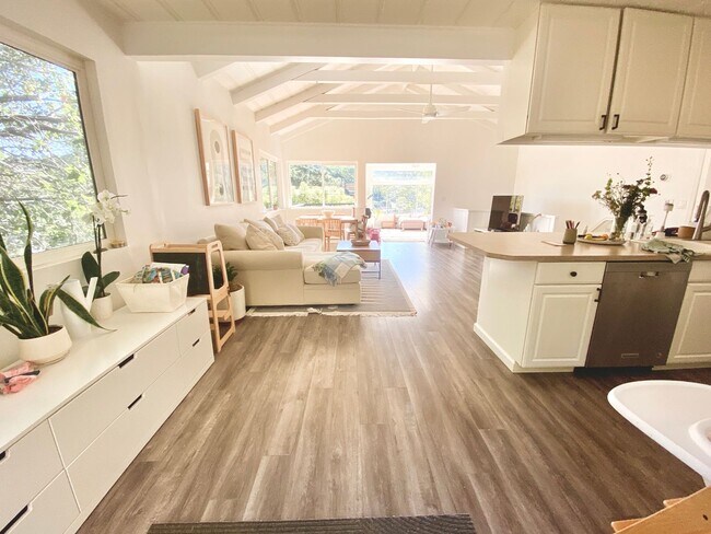 Building Photo - Gorgeous 3bd/1bth Home with Views