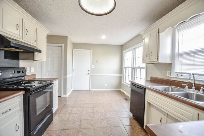 Foto del edificio - Centrally Located Three Bedroom!