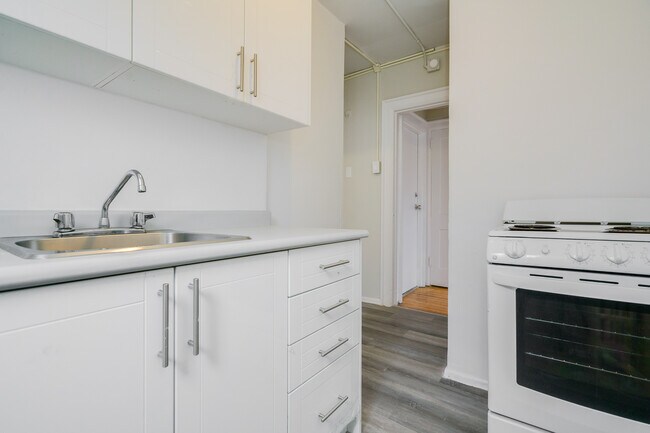 Photo du bâtiment - 1 Bedroom at Yonge / Eglinton
