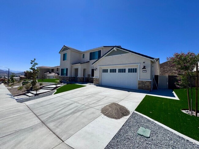 Building Photo - Spacious 5BD/3BA Home with Loft, Solar & B...
