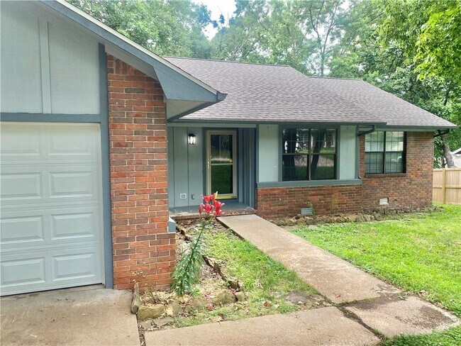 Building Photo - 2441 N Hampton Ct