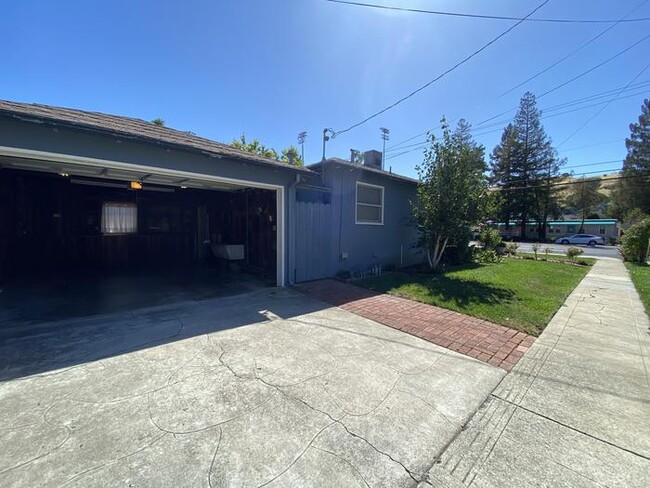 Building Photo - 500 Wano St