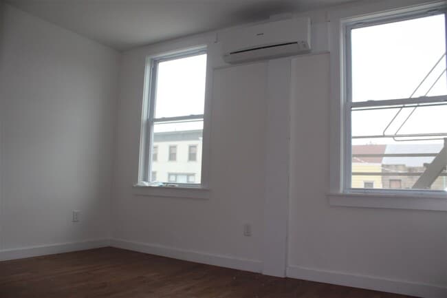 Building Photo - 324 4th St