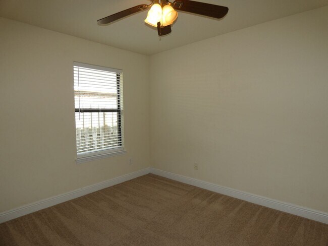 Building Photo - Charming 3-Bedroom Home