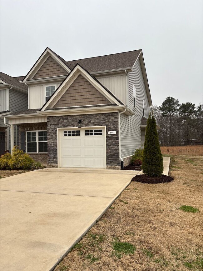 Building Photo - Beautiful & Spacious Townhome in the Center of Manchester!