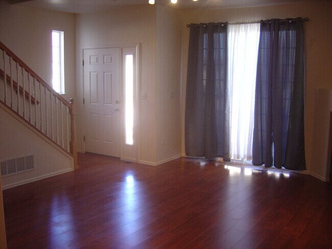 sala de estar con acceso a un patio cerrado - 4147 Outlook Blvd
