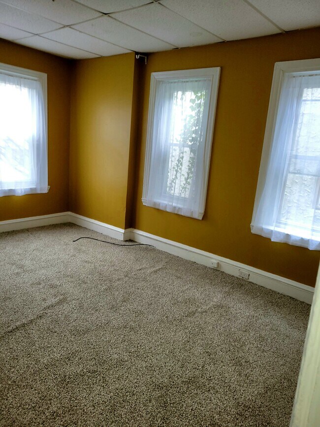 Bedroom - 32 N Saint Bernard St