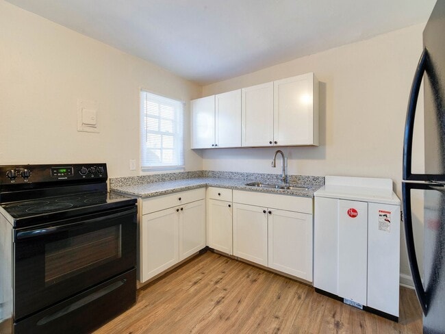 Building Photo - Renovated Townhome