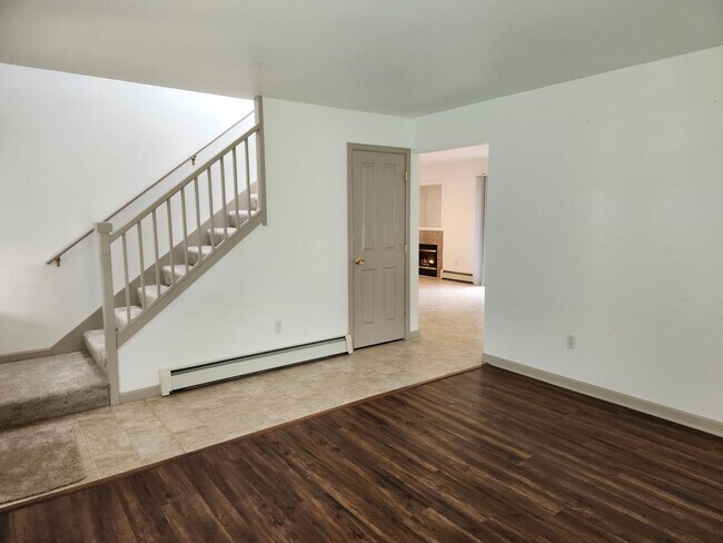 Building Photo - Quiet 3 Bedroom House