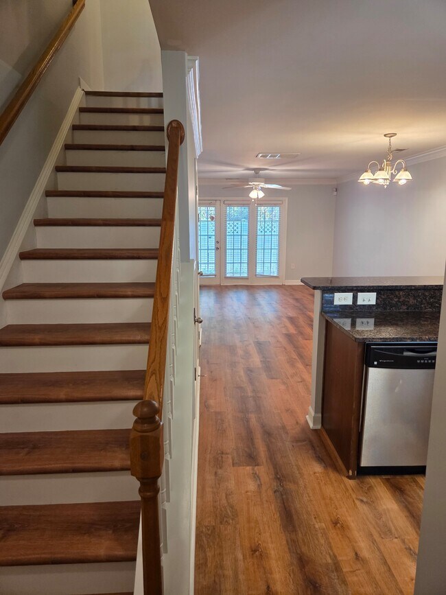 Foto del edificio - 1215 Green Oaks Ln