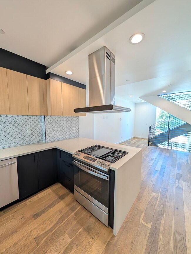 Foto del edificio - 4260 Laurel Canyon Blvd