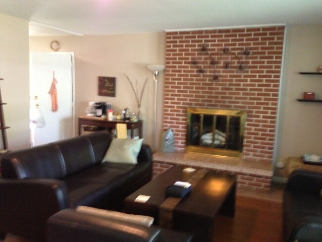 Building Photo - 3 Bedroom w/Fenced Yard