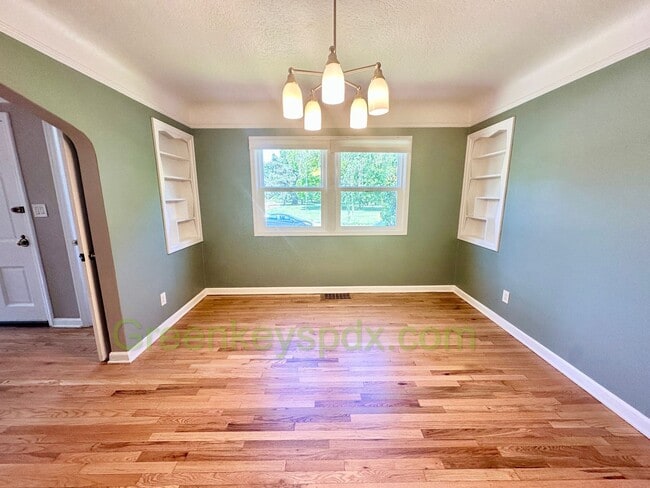Building Photo - Huge 4 Bedroom 2 Bath House across from Rose City Golf Course