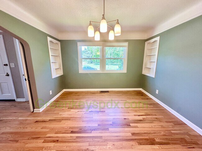 Foto del edificio - Huge 4 Bedroom 2 Bath House across from Rose City Golf Course