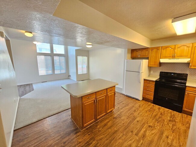 Foto del edificio - Spacious 3 Bd 2.5 Bath Townhouse in Bountiful