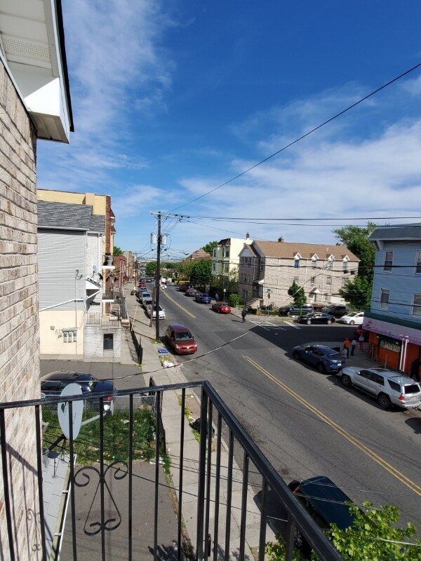 Building Photo - 337-341 Hawthorne Ave