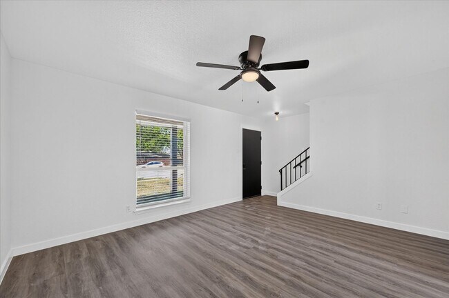 Building Photo - 620 Royal Crest Dr