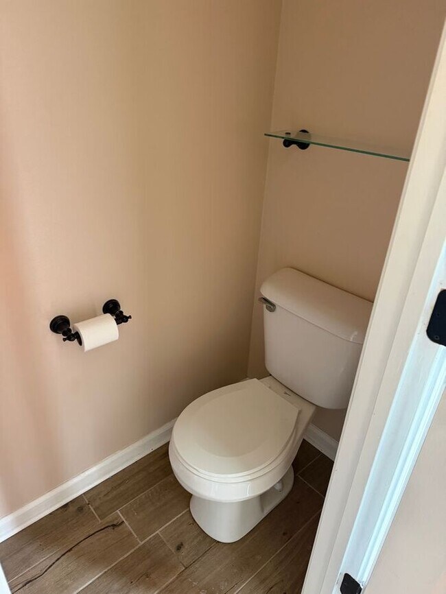 Building Photo - Maintenance Free Living 3 Bed/2.5 Bath