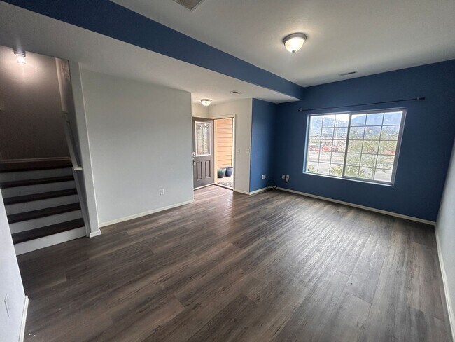 Building Photo - 3 Bed 3 bath Town Home in 80910!
