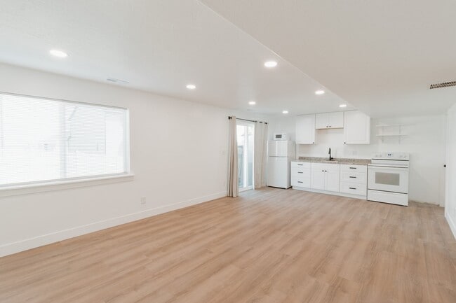 Building Photo - 996 N Freeman Dr