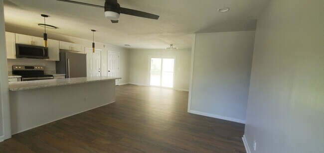Foto del edificio - 483 Warmsprings Dr